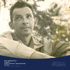 Nuestra sección #TesorosDelMuseo culmina el 2023 con esta ilustración  atribuida al artista visual y escritor herediano, Edwin Madrigal Lizano  (1917-2009). La imagen muestra a un grupo de personas aglomeradas en un  tramo,