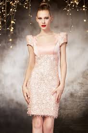 Le dos nu est intégralement réalisé en dentelle crème et transparente. Elegante Courte Robe Soiree Rose En Dentelle A Dos Nu Jmrouge Fr