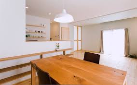 低調內斂的外型 有著清爽通透的內在 將戶外窗與內部開口對應 讓空氣產生自由的流動 同時在牆面加點色彩 望出去的景象將多一份好心情 ｌｄｋ的配置 在 吧台前方設立木板層架 是置物也是書櫃 賦予ｌｄｋ的空間用途多一種彈性 讓家人的相處多一種互動 via 株式