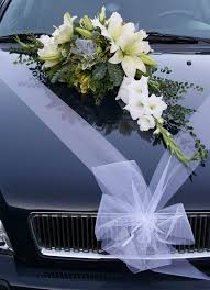 Der blumenschmuck zur hochzeit wird passend zur restlichen dekoration aus seidenblumen gefertigt. Blumenschmuck Fur Brautigam Tischdekoration Und Co Mein Hochzeits Ratgeber