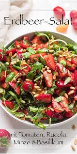 Ein Sehr Einfacher Salat Mit Erdbeeren Rucola Tomaten Und Krautern Der Sommersalat Kann Mit Vielen Zutaten Wie Fe Salat Mit Erdbeeren Rezepte Leckere Salate