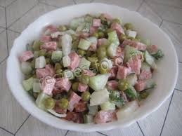 салат с копченой колбасой и свежим огурцом и сыром Salat Angarskij S Kopchenoj Kolbasoj I Svezhim Ogurcom Recept Nacionalnaya Eda Kulinariya