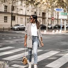 2019 Sokak Modasinin En Sik Kiyafet Kombinleri Mavi Mom Jeans Beyaz Kazak Gri Ceket Krem Bagcikli Spor Ayakkabi Moda Kiyafet Moda Stilleri