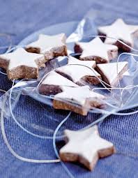 Etoiles A La Cannelle Ou Zimsterne Pour 6 Personnes Recettes Elle Recette Biscuit De Noel Etoile A La Cannelle Sables De Noel