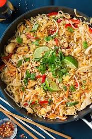 Pad Thai Au Poulet On Fond Pour Le Pad Thai Elle A Table Recette Pad Thai Pad Thai Recette Cuisine Asiatique