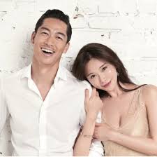 林志玲和伍佰反差超大卻一起代言。（品牌提供） 廣告中林志玲身穿 roberto cavalli 的連身褲裝，光澤黃色的布料加上精緻花紋，顯得華麗又貴氣，她首波點餐許多人也愛的爆漿蔥油餅配熱米漿，伍佰則大吃牛小排配奶由波菜，且不只點餐，志玲姊姊還為伍佰老師化身「風控師」，不僅用電扇還外加. æå¿ç²æ«å©ç´å¹¸ç¦åºå« ç¤é»å¥¹ç15å¥é«eqææèªé åªè¦åªåç¸ä¿¡ææ ææç¸½æä¸å¤©æç·é¡§ä½ 