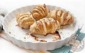 Un contorno eccezionale per la ricetta originale prevede la cottura delle patate con la buccia ed un abbondante utilizzo di burro, ma si può ottenere lo stesso risultato di gusto e. Patate Hasselback Farcite Con Prosciutto Cotto E Formaggio Ideericette