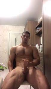 Solo jerk: Hot muscle guy jerking - ThisVid.com