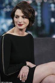 Anne Hathaway Short Wavy Bob Haircut Short Hair Styles Hair Styles Wavy Bob Haircuts