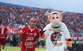 Riko simanjuntak (born 26 january 1992) is an indonesian professional footballer who plays as a winger for liga 1 club persija jakarta and the indonesia national team. Riko Simanjuntak Dan Marko Simic Kw Kunjungi Korban Banjir Di Kampung Pulo Jakarta Timur Okezone Bola