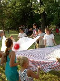 También puedes utilizar la pizarra para anotar el marcador de cualquier otro juego en el patio. Juegos De Agua Refrescantes Para Pasar Un Verano Divertido Cucumama Creative Juegos De Agua Para Ninos Campamento Juegos Juegos De Agua