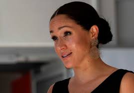 Esplode Harry: guerra alle spie di Meghan con la Regina alleata