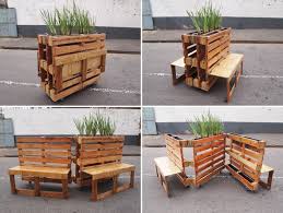 Banc entièrement conçu en bois de palette recyclé. Recycled Pallets Into Mobile Bench Gift Ideas Creative Spotting Recycled Pallets Pallet Garden Furniture Diy Pallet Projects