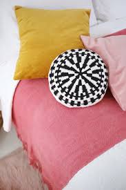 Round Woven Accent Pillow Diy A Beautiful Mess In 2020 Throw Pillow Diy Diy Pillows Diy Throw Pillows