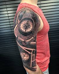 Geografische Reisen Tattoos Manner Mit Kompass Weltkarte Seamann Tattoo Ideen Manner Uhr Tatowierungen Schulter Tattoo