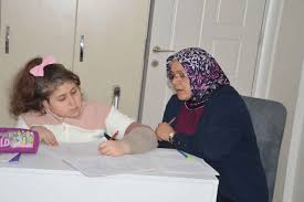 Eğitimini evde sürdüren omurga hastası Rabia, öğretmen olma hayaliyle  çalışıyor