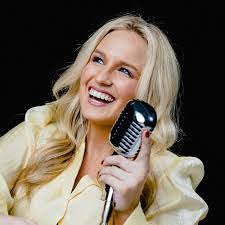 Amy Storm's Instagram, Twitter & Facebook