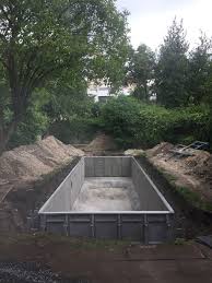Construire Une Petite Piscine En Ville Un Projet Avant Apres En 15 Jours En 2020 Petite Piscine Piscine Decoration Exterieur