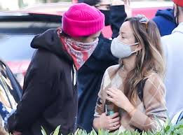 She was actually his director on the set of the upcoming feature film don't worry darling, which costars oscar nominee florence pugh and will mark one of styles' most significant acting roles to date. Harry Styles Olivia Wilde S Chemistry Is Undeniable In New Sighting E Online Deutschland