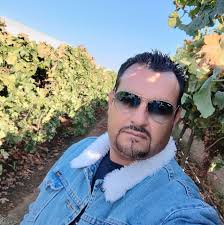 Este martes, un hombre desnudo lanzó piedras a vehículos que pasaban por la  avenida “Ignacio Sandoval”, en Colima. Al parecer tiene problemas mentales.  #Colima #NoticiasManzanillo