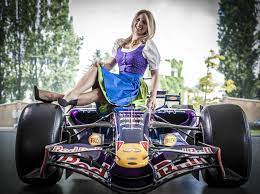 Die karten für die formel der erste grand prix in österreich fand bereits 1964 auf dem gelände des militärflugplatzes in zeltweg statt. Formula Unas Im Dirndl Bei Der Formel 1 In Spielberg Steirische Spezialitaten