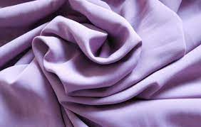 Kain moscrape termasuk jenis kain yang populer digunakan untuk berbagai bahan pakaian wanita seperti; 7 Karakteristik Bahan Wolfis Yang Wajib Kamu Ketahui Sebelum Membeli