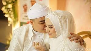 Yang menarik dari unggahan itu adalah ketika syakir meminta doa untuk kelancaran acaranya. Pernikahan Dan Perceraian Anak Ustaz Arifin Ilham