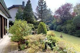 freistehendes einfamilienhaus mit teich in dusseldorf kalkum an der grenze zu kaiserswerth blick in den garten garten immobilien einfamilienhaus