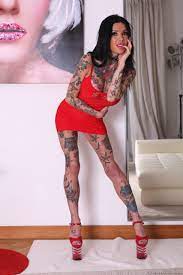Leggy tätowierte Pornostar Megan Inky entblößt gefälschte Titten für Dreier  Schwanz Reiten - PornPics.com
