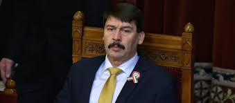 He is a member of the fidesz and has been member of the national assembly (mp) since 2010. Itthon Ader Felesege Is Kaphat Napidijat Titkarsagot Es Hivatali Autot Januartol Hvg Hu