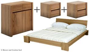 En bois finition noyer, cette commode est un classique. Lit Bas Design Et Commode En Bois Massif Finitions Noyer Clair