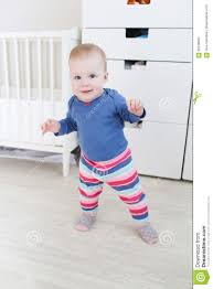 Kleines Baby 10 Monate Seine Ersten Schritte Unternehmend Stockfoto Bild Von Herrlich Positiv 85758062