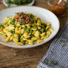 Knopfle Mit Erbsen Und Rotem Pesto Rezept Vegane Spatzle Spatzle Lebensmittel Essen