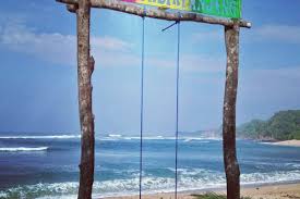 Selain karena bersebelahan dengan pantai sendang biru, pantai ini berada dibawah pengelolaan dari pos tiket masuk melanjutkan perjalanan melewati jalan tanah sempit 2 km, naik turun dan pastinya licin saat musim hujan. Pantai Di Malang Dan Harga Tiket Masuknya
