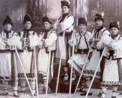 Image of O familie românească la o veche în timpul unei slujbe religioase