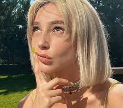 Но клава кока держит достойно лицо, в то время, пока инстасамка опустилась до детских унижений певицы. Novyj Konflikt Instasamka I Nastya Ivleeva Vs Olga Buzova