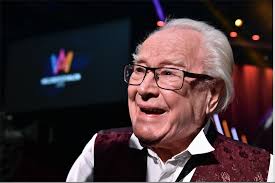 De har i tidigare säsonger bland annat gästat lena olin och lasse hallström, mikael persbrandt och sanna lundell, marie göranzon och jan malmsjö, peter forsberg och nicole nordin med flera. Stort Grattis Jan Malmsjo Fyller 89 Ar Intima Uppgorelsen Med Hustrun Marie Goranzon Efter Alla Ar