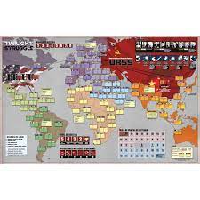 El juego comienza entre las ruinas de la devastada europa, cuando las dos «superpotencias» compiten sobre los escombros de la segunda guerra mundial, y acaba en 1989, cuando solo los estados unidos se mantienen en pie. Comprar Twilight Struggle La Guerra Fria Juego Wargame Devir