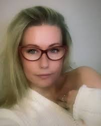 I'm feeling an 80's high school vibe here 😆 #80s #80svibe #hairvolume  #sweaterweather #puffyhair