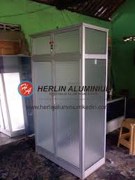 Model lemari pakaian aluminium minimalis, mewah, modern dengan berbagai macam ukuran mulai dari 2 pintu 3 pintu hingga 4 pintu dengan harga lemari pakaian aluminium jauh lebih mahal ke timbang yang menggunakan bahan kayu olahan. Daftar Harga Lemari Pakaian Aluminium Di Herlin Aluminium Kediri Jual Lemari Pakaian Aluminium Kediri Jombang Mojokerto Blitar Tulungagung Malang Nganjuk Ponorogo Madiun Surabaya Anti Karat Anti Rayap Awet Lemari Pakaian Tiga Pintu
