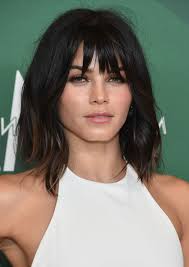 Le carré plongeant long avec la raie sur le côté donne du style à la coupe. 1001 Variantes De La Coiffure Carre Avec Frange