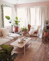 Le mariage parfait pour une cuisine très agréable et lumineuse que vous apprécierez cette cuisine blanche et plan de travail bois clair est magnifique. 1001 Idees De Couleur De Peinture Pour Salon Lumineux Et Accueillant Salon Boho Decoration Salon Salons De Ferme