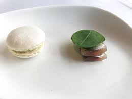 Se puede consumir sola, en almíbar, postres y con otras frutas dulces. La Casona Del Judio Y La Maestria De Sergio Bastard En Santander