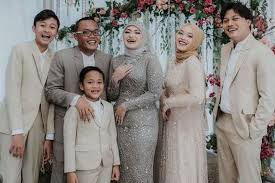 Berbicara mengenai rumah tangga, tak ada sesuatu yang sempurna di dunia ini termasuk mengenai rumah tangga. Kembali Kompak Dan Harmonis Dengan Nathalie Holscher Intip Busana Lebaran Keluarga Sule Yang Sukses Bikin Netizen Klepek Klepek Saksikan Paras Tampan Dan Rupawan Anak Ketiga Sang Pelawak