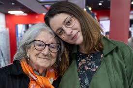 Em declarações à noite24, da tvi24, o filho da artista, antónio muñoz borges, assegura que a mãe se encontra bem. Eunice Munoz Celebra 80 Anos De Carreira E Despede Se Dos Palcos Chiado Eyeglass Factory