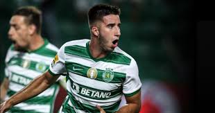 Il signe son premier contrat professionnel à l'âge de 16 ans en janvier 2018. 2qnz6f4dgrzvvm