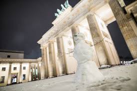 Der olaf schneemann erinnert schon auf den ersten blick durch seinen detailgetreuen aufbau an den echten olaf aus dem frozen film. 12 Schneemanner In Berlin Im Cafe Zoo Stadion Und Auf Der Buhne