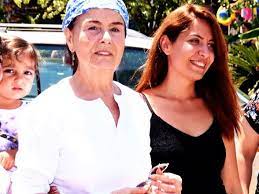 Müesser girik ve günay girik isimlerinde iki kardeşi de olan girik in çocukluğu sultanahmet te geçti. Fatma Girik Annesi Ve Kardesiye Sandiga Gitti Magazin Haberleri Ntv