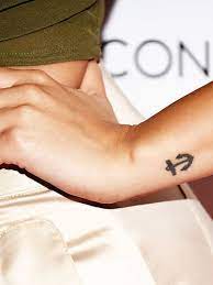 Symbol familie tattoo wegweiser initialen tattoos tattoo. Anker Tattoo Bedeutung Coole Inspiration Stylight