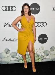 Kleider für kleine frauen mode für kleine frauen kleidung frauen styling ideen klamotten styling tipps kurvige frauen outfits mode für vollschlanke figurtipp die schlanker machen. Styling Tricks Mode Die Optisch Schlanker Macht